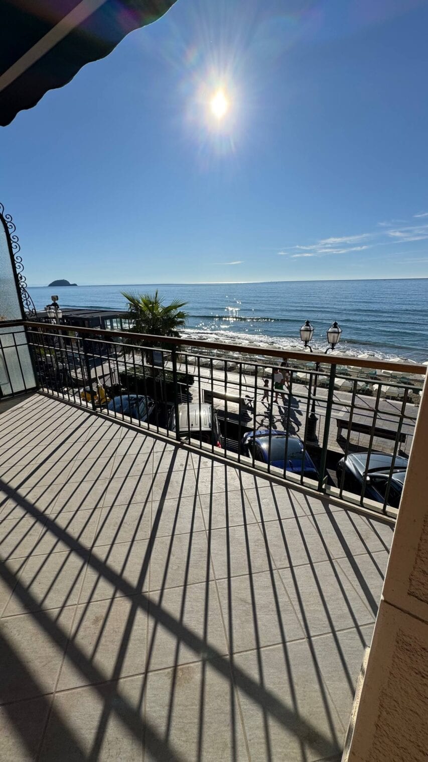 Prestigioso frontemare ad Alassio