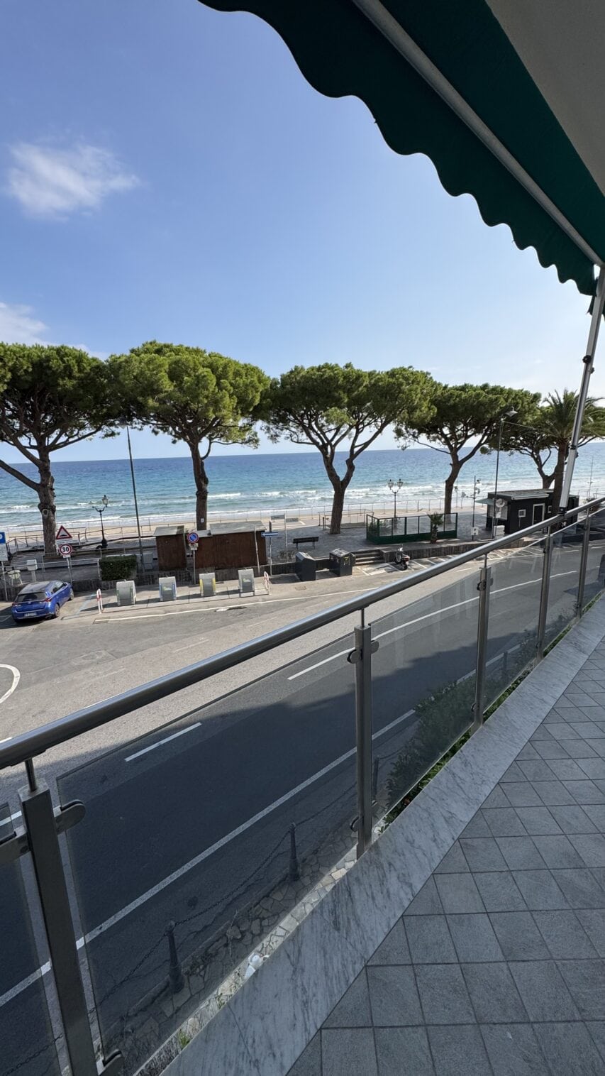 Bilocale frontemare in zona Ponente